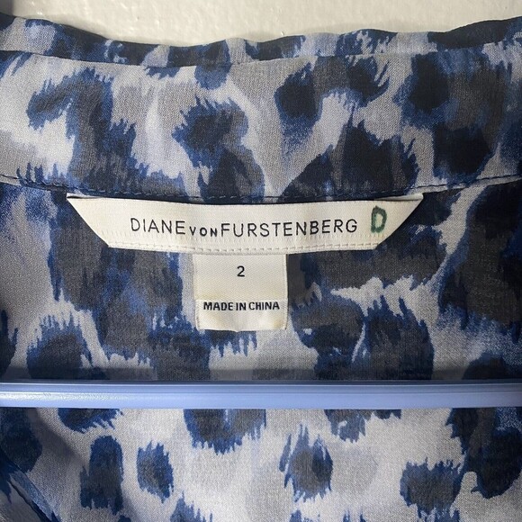 Diane von Furstenberg silk chiffon sheer Blue leopard Top sz 2 Oversized Button - Picture 4 of 10